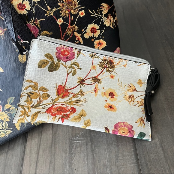 Disney AliceThrough the Looking Glass Collection Coleen Atwood Tote - Picture 4 of 10